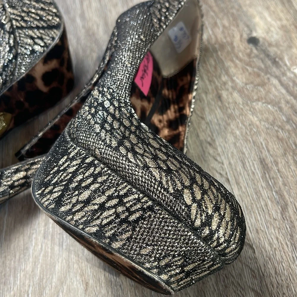 Betsey Johnson Black Lace Platform Heels Size 8 Medium